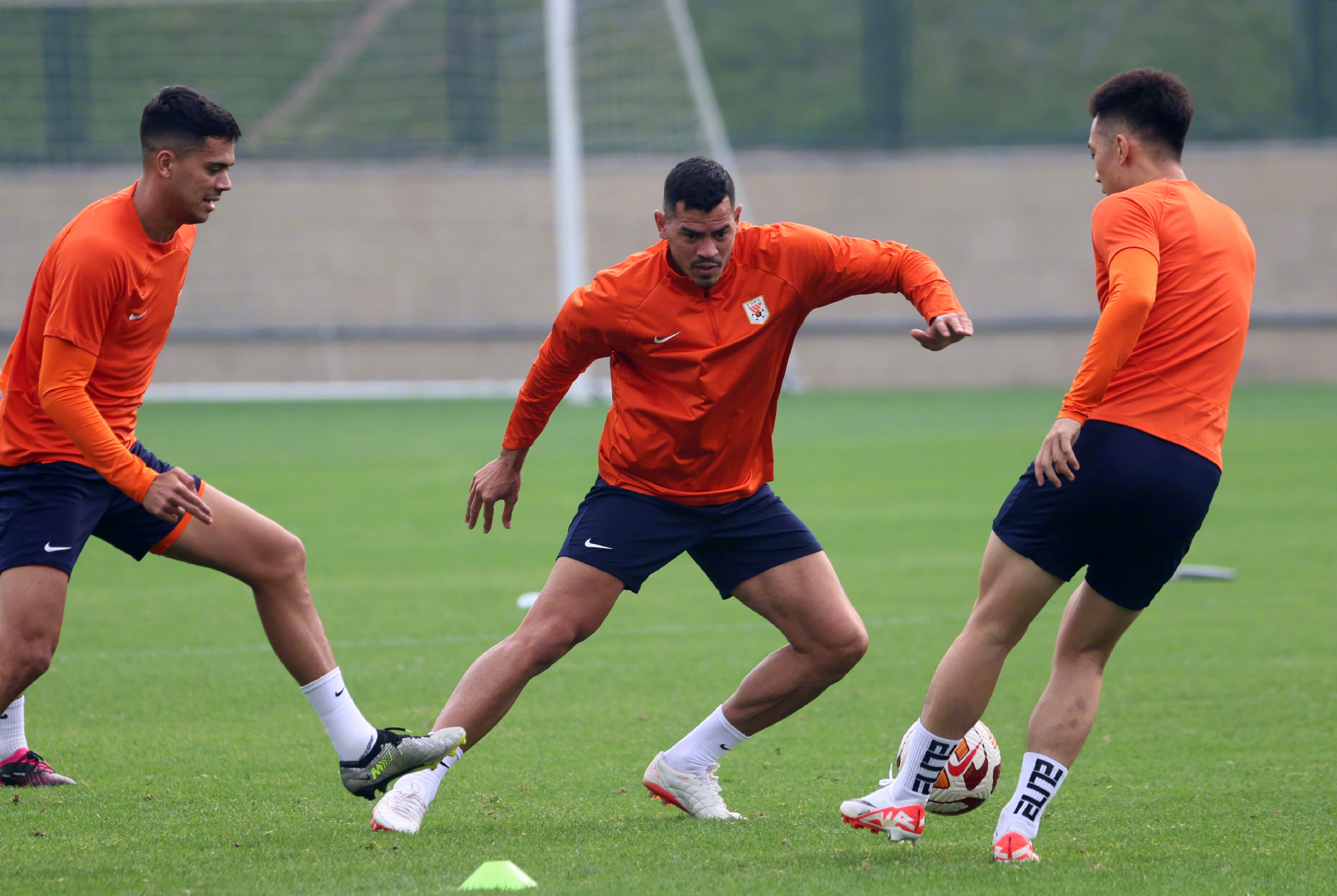 九游下载-亚眠球员集体训练备战下一场比赛()