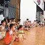 击败对手的队伍全场球迷振奋欢呼()